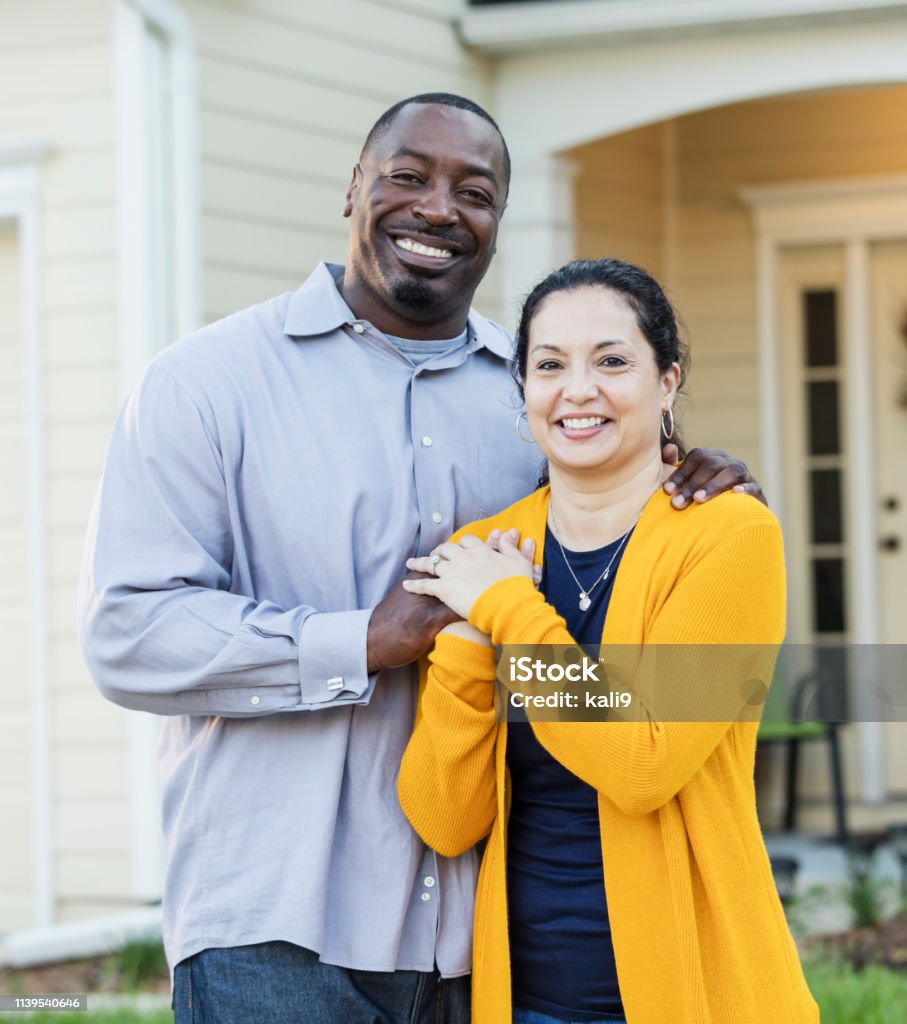 Hạnh Phúc Interracial Cặp Vợ Chồng Bên Ngoài Nhà Hình ảnh Sẵn có ...