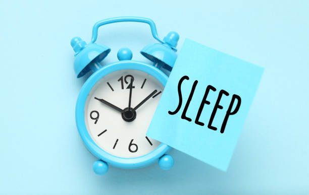 istock Blue alarm clock and paper reminder - sleep 1139547926