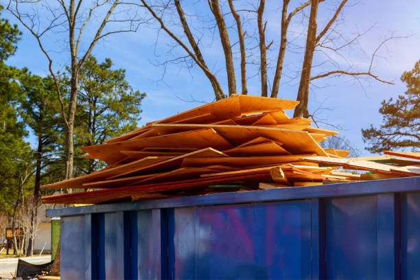 alte und gebrauchte bausubstanz in der neubau-baustelle. - wood bin stock-fotos und bilder