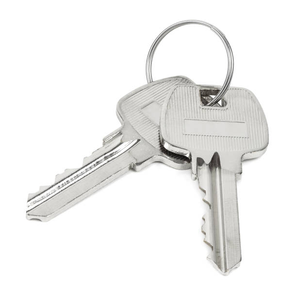 deux clés sur le porte-clés d’isolement sur le fond blanc - door nobody macro close up photos et images de collection