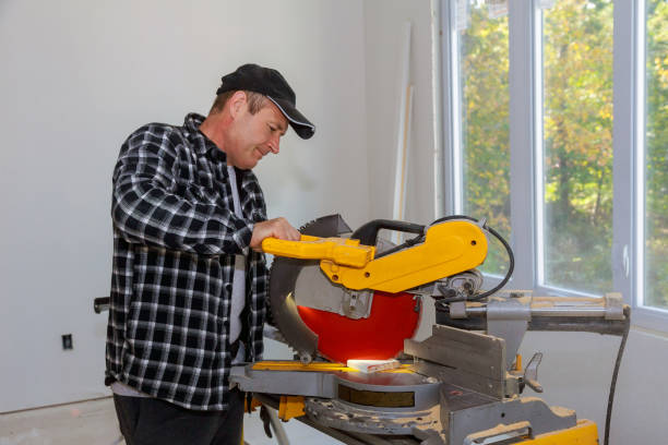 istock Circular saw cutting new baseboard for renovation 1139555422