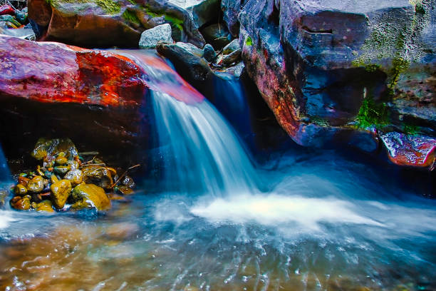 el agua fluye sobre cantos rodados en colorado - boulder flowing water mountain range rock fotografías e imágenes de stock