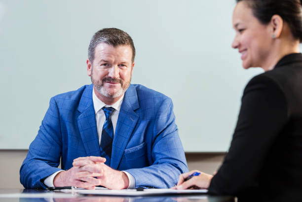 reunião do homem de negócios e da mulher de negócios - interview business hands clasped confidence - fotografias e filmes do acervo