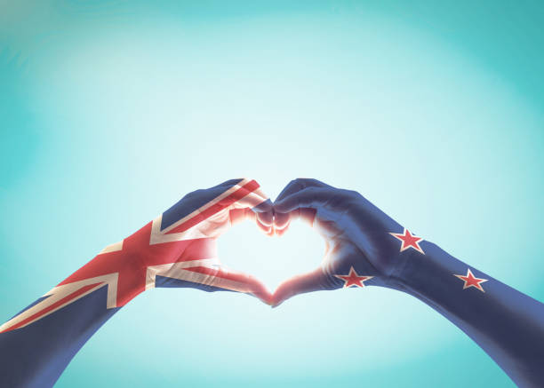 nowa zelandia wzór flagi na ręce ludzi w kształcie serca dla nz krajowych święto państwowe obchody - waitangi day zdjęcia i obrazy z banku zdjęć
