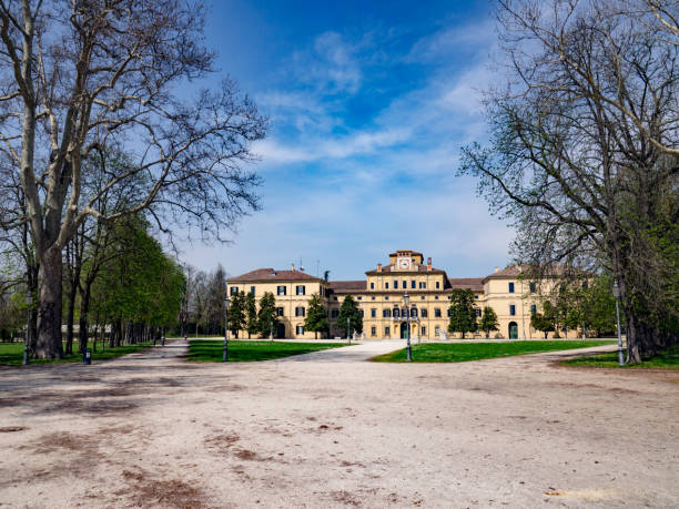 fachada de estilo renacentista del "palacio del jardín" dentro del parque ducal de parma, italia. - boulevard mansion road grounds fotografías e imágenes de stock