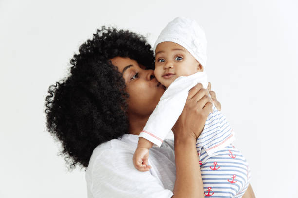 portrait de belle femme africaine retenant sur les mains son petit bébé - 3517 photos et images de collection