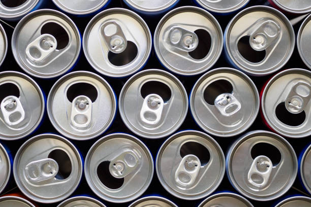 latas de aluminio vacías reciclado concepto de fondo - scrap metal metal recycling aluminum fotografías e imágenes de stock