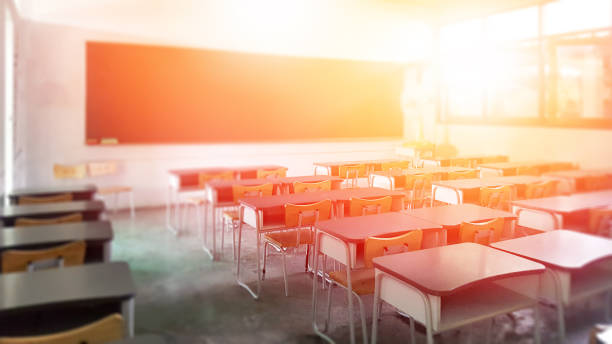 학교 개념으로 돌아가기. 젊은 학생 없이 흐림 배경에 교실; 초등학교 클래스의 흐린 보기 학교에서의 자 및 테이블과 아이 또는 교사 없음. - photography chalk blackboard globe 뉴스 사진 이미지