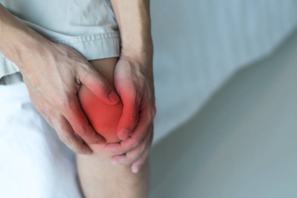 膝の痛みの病気の概念。関節炎、痛風や感染症から傷つくように足の手。 - cartilage patella human knee medical exam ストックフォトと画像