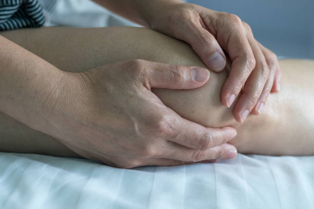 膝の痛みの病気の概念。関節炎、痛風や感染症から傷つくように足の手。 - cartilage patella human knee medical exam ストックフォトと画像