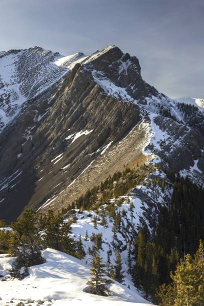 캐나다로 키 산맥에서 산악 등반을 하며 험준 한 산악 지 대로 밴프 국립 공원 근처 앨버타 보우 밸리 북쪽에 있는 갭 피크 - canmore extreme sports rock rock climbing 뉴스 사진 이미지
