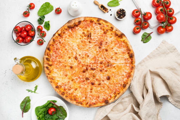 вкусная сырная пицца на белом фоне сверху - margharita pizza фотографии стоковые фото и изображения