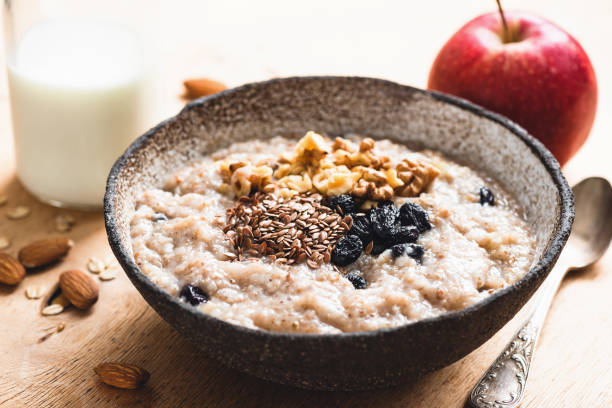 frühstück porridge hafer mit samen und rosinen - oatmeal porridge oat raisin stock-fotos und bilder