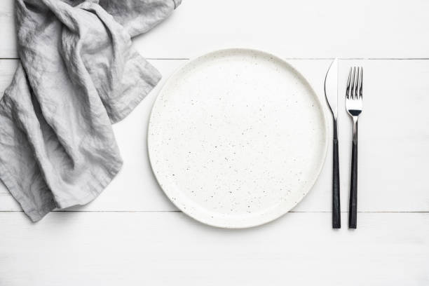 빈 접시, 칼 붙이 및 리넨 직물 - napkin silverware textile fork 뉴스 사진 이미지