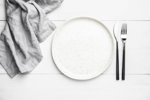 empty plate, cutlery and linen textile - pano de prato imagens e fotografias de stock