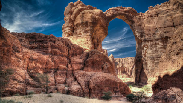 abstrait formation rocheuse au plateau ennedi aka aloba arch au tchad - arch rock photos et images de collection