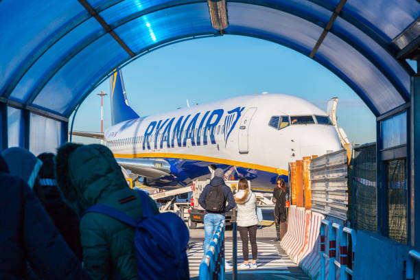 ludzie czekają na wejście na pokład samolotu ryanair na lotnisku ciampino w pobliżu rzymu. - ciampino airport zdjęcia i obrazy z banku zdjęć