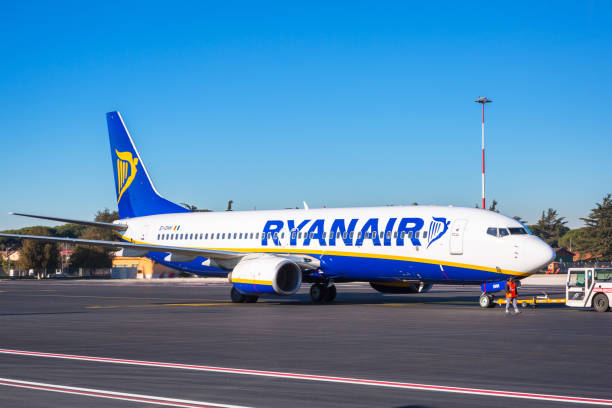 samolot ryanair na pokładzie na lotnisku ciampino w pobliżu rzymu. - ciampino airport zdjęcia i obrazy z banku zdjęć