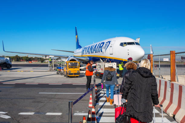 ludzie czekają na wejście na pokład samolotu ryanair na lotnisku ciampino w pobliżu rzymu. - ciampino airport zdjęcia i obrazy z banku zdjęć