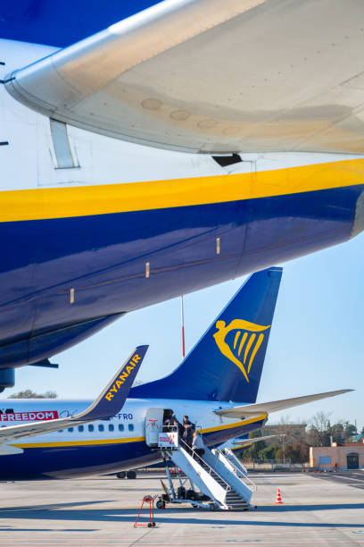 samolot ryanair na pokładzie na lotnisku ciampino w pobliżu rzymu. - ciampino zdjęcia i obrazy z banku zdjęć