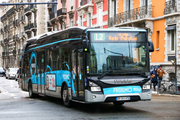 iveco urbanway - bus speed transportation public utility photos et images de collection