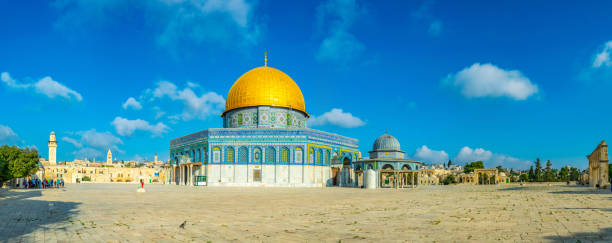 famous dome of the rock situated on the temple mound in jerusalem, israel - jerusalem dome of the rock israel temple mound imagens e fotografias de stock