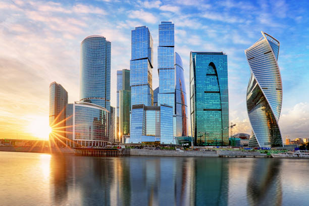 современные небоскребы бизнес-центра москва - город в россии - москва стоковые фото и изображения