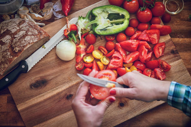 preparando sopa de gazpacho vegetal con tomate, pepino, pimentón y hierbas - cooking domestic kitchen vegetable soup fotografías e imágenes de stock