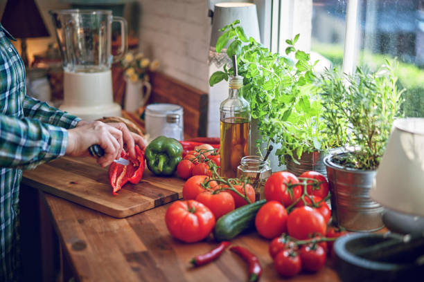 preparando sopa de gazpacho vegetal con tomate, pepino, pimentón y hierbas - cooking domestic kitchen vegetable soup fotografías e imágenes de stock