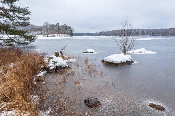 オロフトロム湖の冬の風景 - sweden cottage winter snow ストックフォトと画像