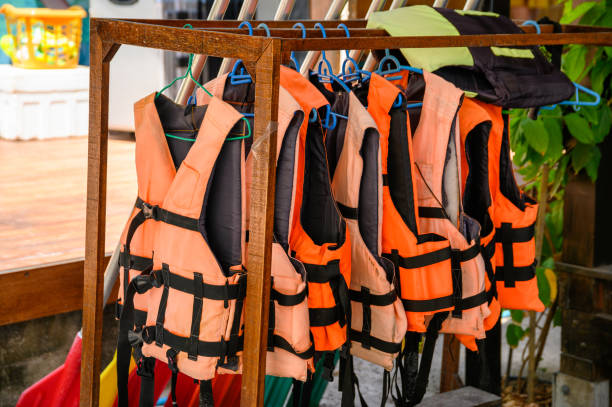 giubbotti di salvataggio arancioni appesi al rack - life jacket isolated red safety foto e immagini stock