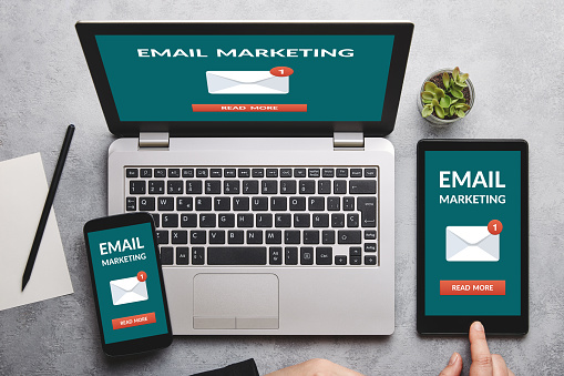 Concepto de email marketing en la pantalla del ordenador portátil, tableta y smartphone photo