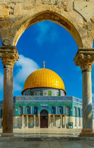 famosa cupola della roccia situata sul tumulo del tempio a gerusalemme, israele - ancient arabic style arch architecture foto e immagini stock