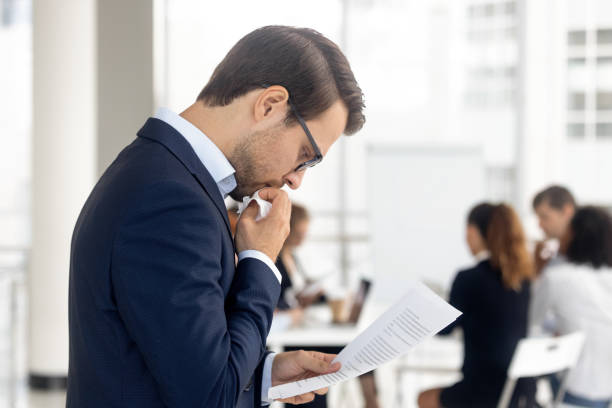 asustado hombre nervioso sintiendo estresado miedo esperando la entrevista de trabajo - shy fotografías e imágenes de stock