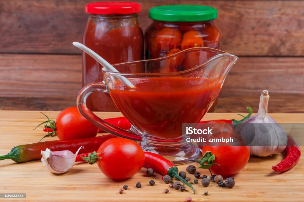 Tomatensauce in Glas Schwerboot, Zutaten, Tomatenkonserven - Lizenzfrei Bambus - Material Stock-Foto