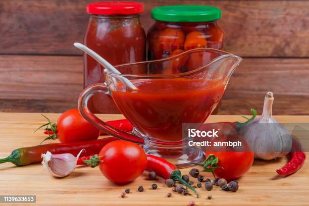 Tomatensauce In Glas Schwerboot Zutaten Tomatenkonserven Stockfoto und mehr Bilder von Bambus - Material
