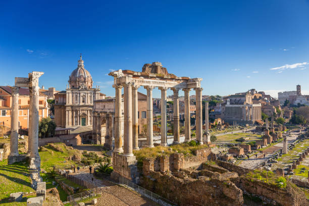la vista del foro romano, plaza de la ciudad en la antigua roma - church day europe italy fotografías e imágenes de stock