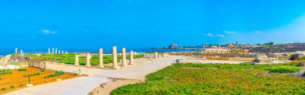 costa de la antigua cesarea en israel - cherchell fotografías e imágenes de stock