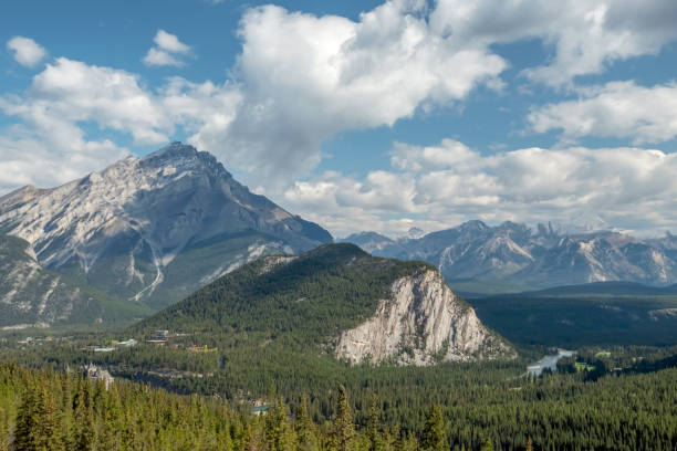 istock Bow River, Valley and Canadian Rockies Landscape 1139646934