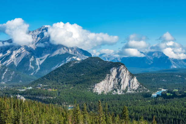 istock Bow River, Valley and Canadian Rockies Landscape 1139647089