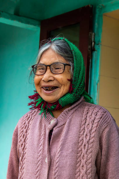 donna sorridente con denti neri - noce di areca foto e immagini stock