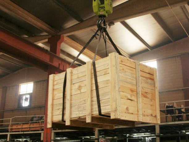 grande caixa de madeira do transporte - warehouse box crate storage room - fotografias e filmes do acervo