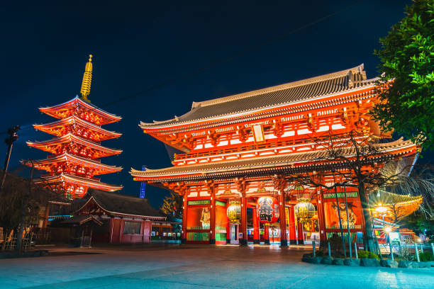 temple de sensoji à tokyo, japon tokyo, japon-22 janvier 2019: temple sensoji la nuit à asakusa tokyo ville japon, sensoji est le temple le plus célèbre et le plus ancien de tokyo, au japon. - kaminarimon gate photos et images de collection