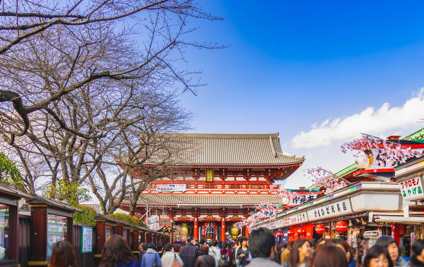 tokio, japonia - 13 października 2016: świątynia sensoji w tokio 21 marca 2016. świątynia asakusa to najstarsza buddyjska świątynia w tokio, znajdująca się w asakusa w tokio w japonii. - nakamise dori zdjęcia i obrazy z banku zdjęć