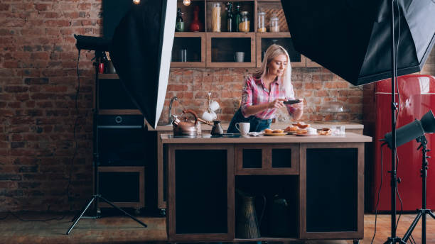 food blogger backstage fotografia dolci femminili - muffin blueberry muffin blueberry food foto e immagini stock