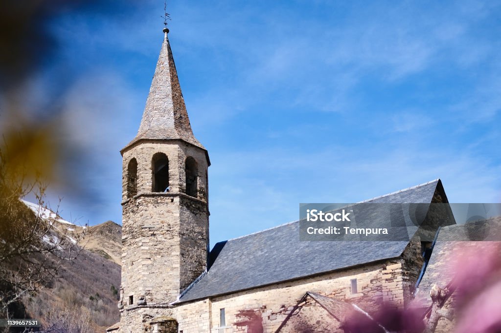 Iglesia Románica En El Pirineo Catalán Foto de stock y más banco de  imágenes de Aire libre - Aire libre, Aldea, Antiguo - iStock
