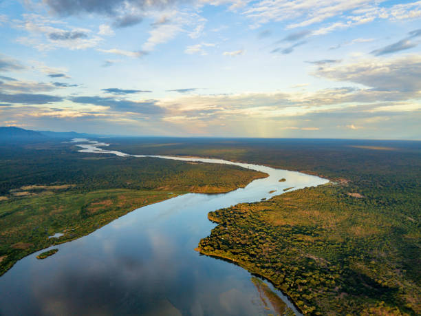 luftaufnahme auf den zambezi - flussinsel landform stock-fotos und bilder