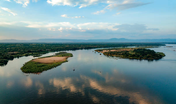 panoramablick auf die zambezi-sandbars bei sonnenuntergang - flussinsel landform stock-fotos und bilder