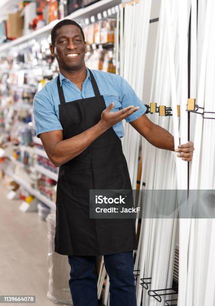 Jolly Pria Menawarkan Untuk Dijual Persediaan Yang Berbeda Foto Stok - Unduh Gambar Sekarang