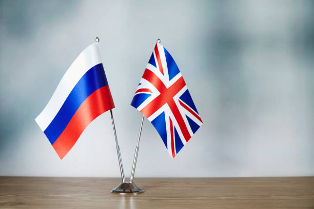 bandera rusa y británica de pie sobre la mesa - turquia bandera fotografías e imágenes de stock